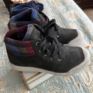 LNWoT 👀Keen insulated (100G) 🔥high top sneakers.